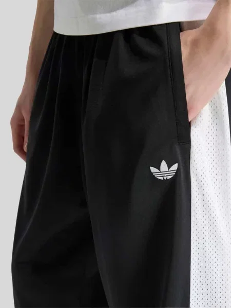 Szorty dresowe o luźnym kroju z elastycznym pasem Adidas Originals czarne