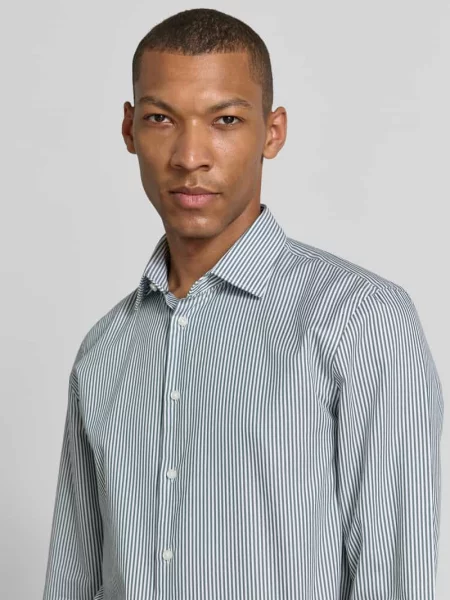 Koszula o kroju slim fit biznes z kołnierzykiem typu kent Jake*s
