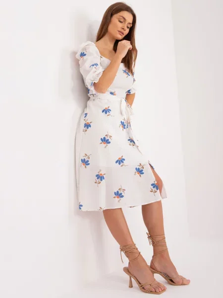 Rochie Fashionhunters cu model floral cu crăpătură de costum alb