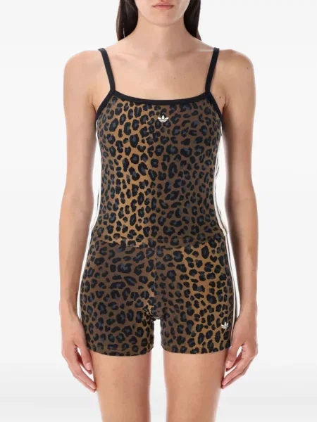 Pantaloni scurți Adidas zdrențuiți cu dungi din satin maro