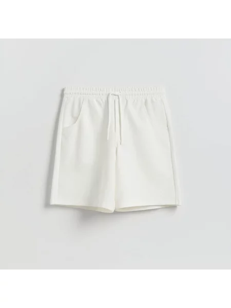 Reserved Regular rövidnadrág krémszínű