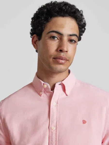 Koszula casualowa o kroju regular fit z wyhaftowanym logo Superdry różowa