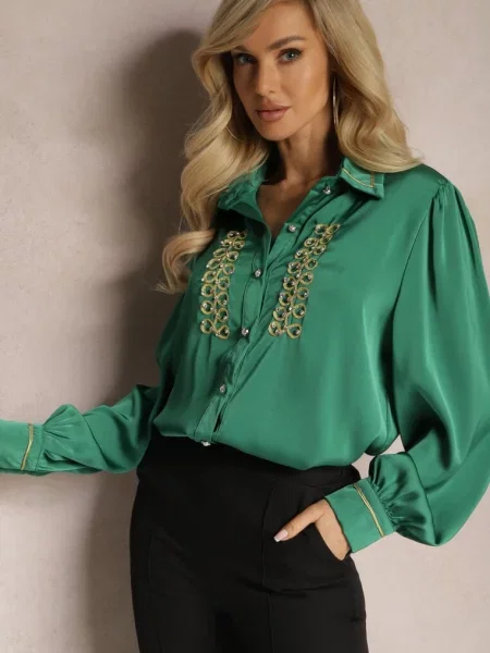 Koszula Satynowa z Cyrkoniami i Perełkami oraz Kołnierzykiem Dokeria zielona
