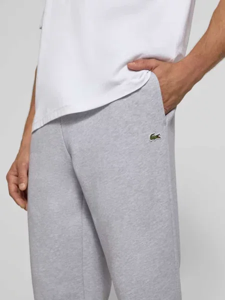Spodnie dresowe o kroju regular fit z mieszanka bawełny Lacoste