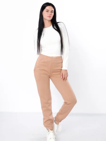 Джогери Носи своє бежевий