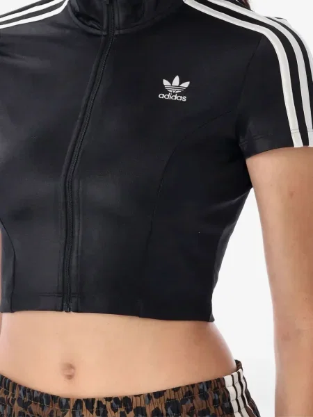 Pantaloni scurți Adidas zdrențuiți cu dungi din satin maro