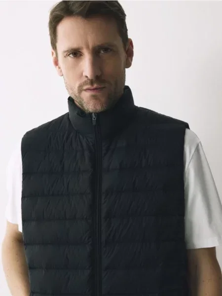 Reserved Vestă matlasată cu umplutură din puf natural negru