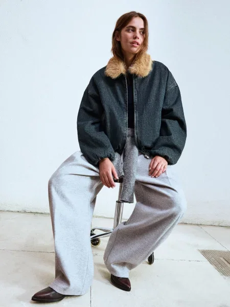 Bershka Kurtka Jeansowa Z Kołnierzem Ze Sztucznego Futerka Kobieta M Wyblakły niebieski