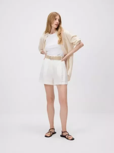 Reserved Pantaloni scurți din amestec de in alb