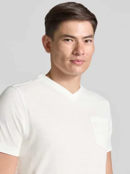 T-shirt z dekoltem w serek w kroju regular fit Lerros biała