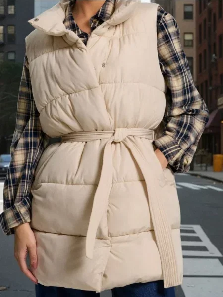 Стьобаний жилет із коміром-стійкою нюдовий