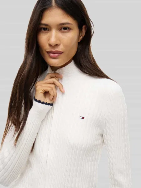 Kardigan rozpinany o kroju slim fit z mieszanki Tommy Jeans biały