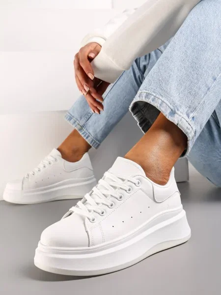 Sneakerși Albi cu Talpă Groasă cu Perforare și Decorațiune Ursuleț de Cauciuc Aireth alb