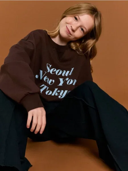 Sinsay Crewneck mikina s nápisem tmavě hnědá