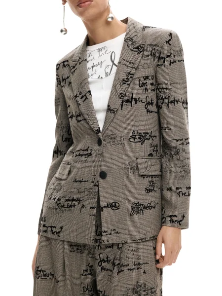 Яке Desigual черно