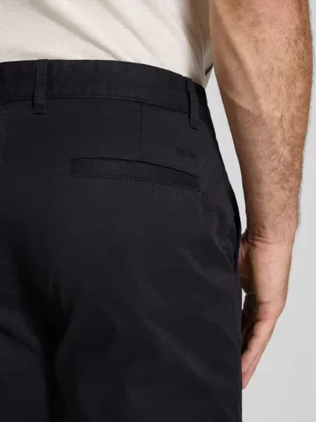 Bermudy o kroju slim fit z wpuszczanymi Mcneal czarne