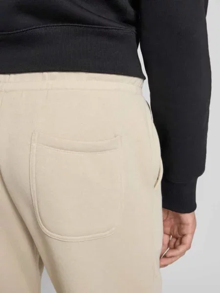 Spodnie dresowe o kroju regular fit z tunelem model KANE BRADLEY' Jack & Jones beżowy