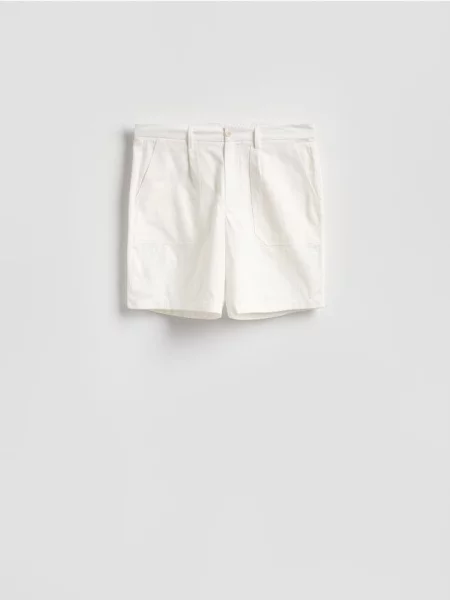 Reserved Pantaloni scurți regular din alb