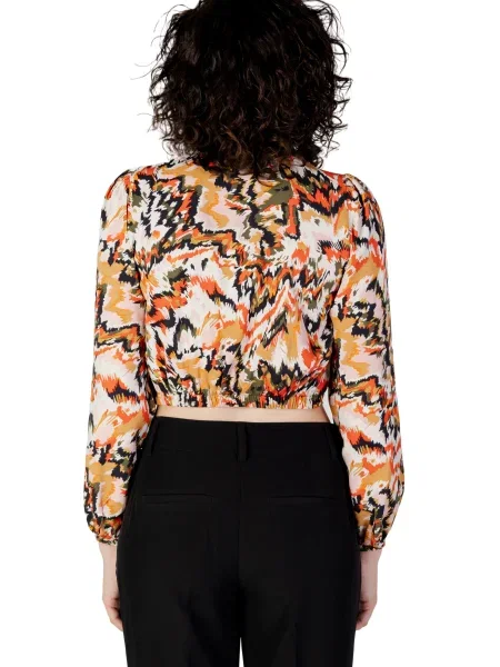 Bluzka Only z długim rękawem o krotszym kroju z dekoltem w serek czarna