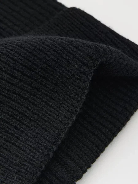 Шапка Reserved черная