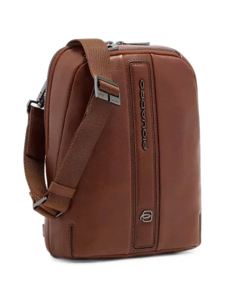 Kožna crossbody torba Piquadro s autogramom smeđa