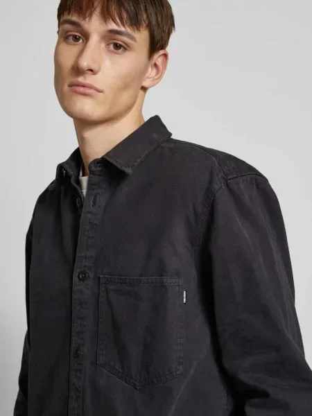 Koszula casualowa o kroju regular fit z detalem z logo Review czarna