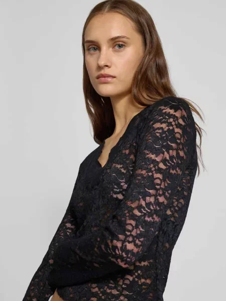 Bluzka o kroju slim fit z długim rękawem i efektem koronki model ‘NIKKA’ Only czarna