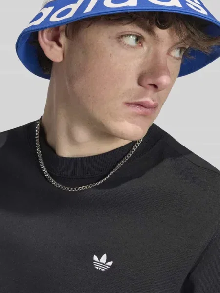 Bluza o kroju regular fit z mieszanki bawełny z wyhaftowanym logo Adidas Originals czarna