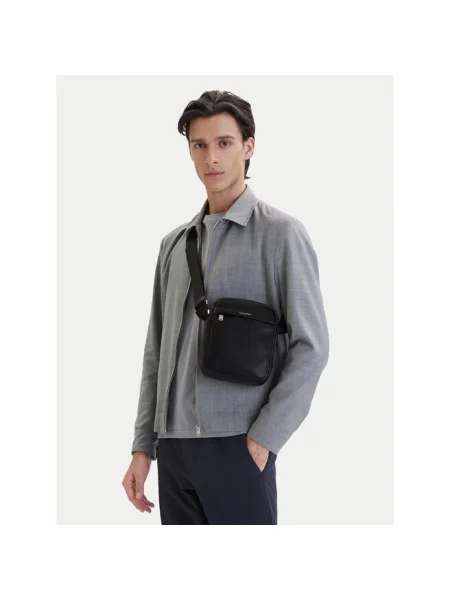 Calvin Klein Saszetka Emblem Aop Emboss Reporter czarny