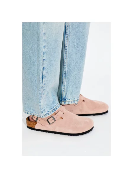 Klapki Birkenstock zamszowe na płaskim obcasie różowe