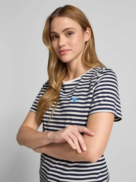 T-shirt z haftowanym motywem i dekoltem w kształcie litery O Free/quent