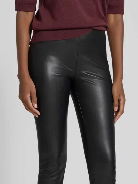 Spodnie o kroju skinny fit z imitacji skóry model ‘RESA’ Raffaello Rossi czarne