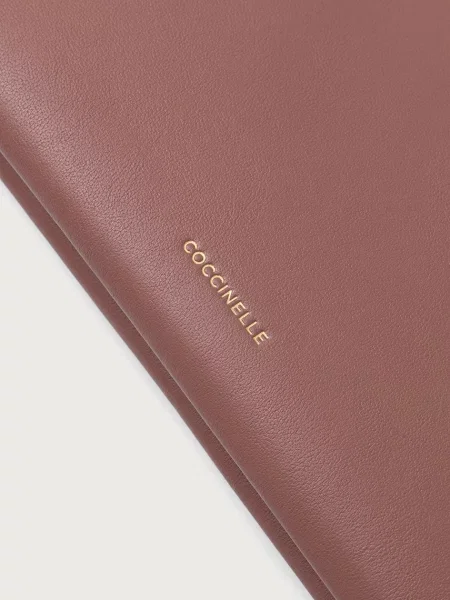 Кожаный клатч Coccinelle