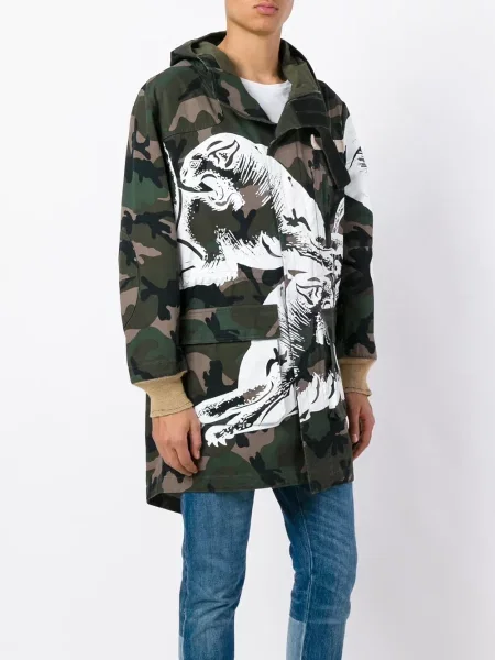 Palton Valentino Garavani cu model camuflaj verde