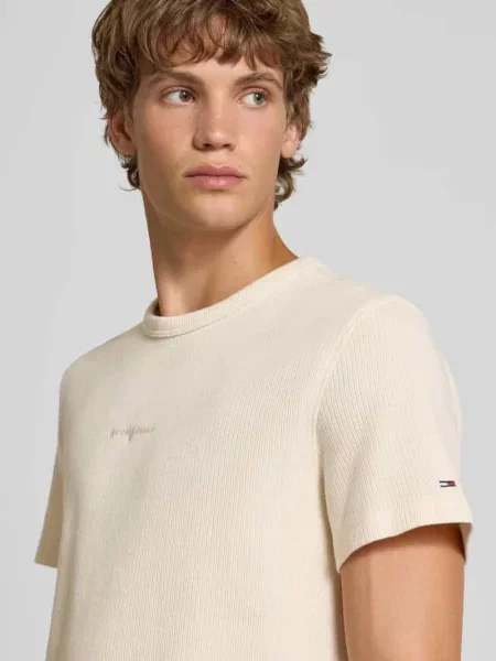 T-shirt o kroju slim fit ze strukturalnym wzorem Tommy Jeans