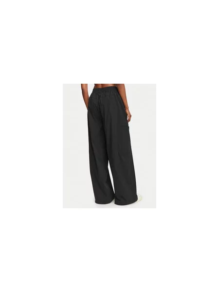 Reebok Spodnji del trenirke Zofia Relaxed Fit črna