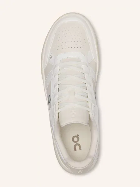 On Sneakersy The Roger Clubhouse bílá
