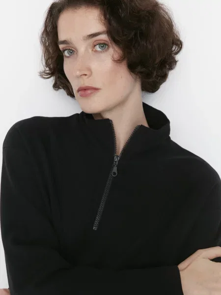 Tricou Trendyol tricotate cu guler cu fermoar negru