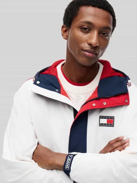 Kurtka w kroju regular fit z nylonu z naszywką z logo Tommy Jeans granatowa