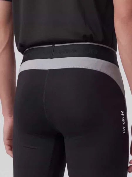 Szorty sportowe o kroju slim fit z nadrukiem z logo Under Armour czarne