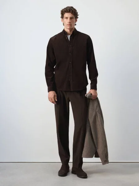 Koszula z mikrosztruksu regular fit czekoladowy Mężczyzna XS MANGO MAN