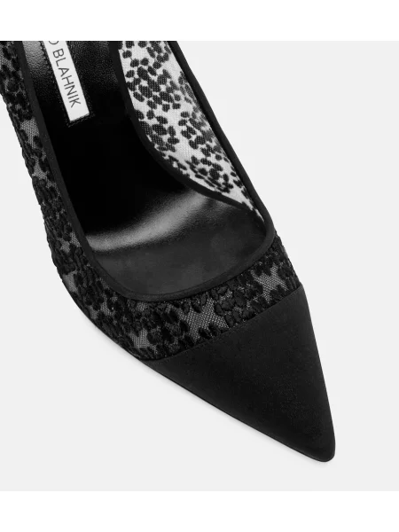 Pantofi cu toc Manolo Blahnik din dantelă negru