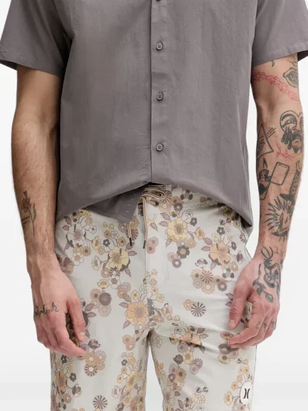 Pantaloni scurți Hurley cu model floral cu imagine