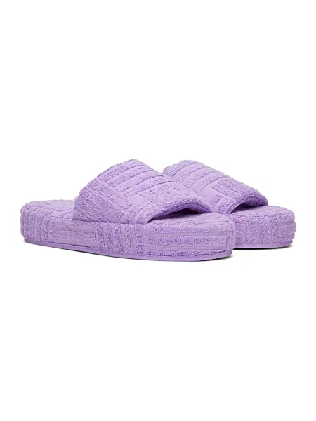Klapki Bottega Veneta w geometryczne wzory fioletowe