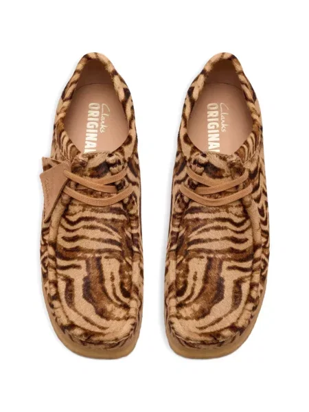 Desert boots Clarks Originals με σχέδιο με ρίγες τίγρη καφέ