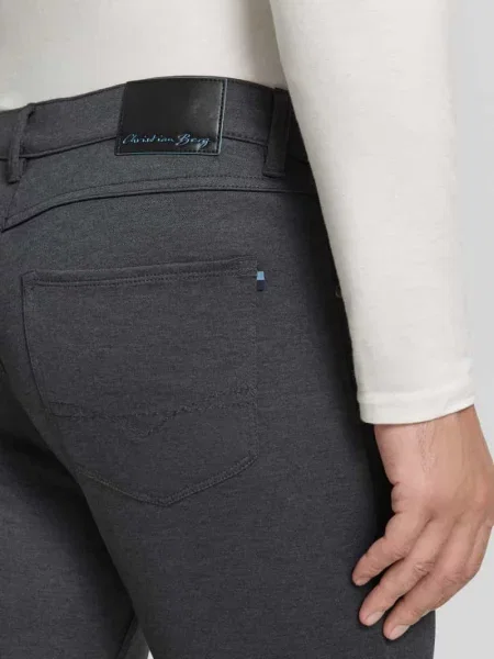 Spodnie materiałowe o kroju regular fit z francuskimi wpuszczanymi Christian Berg Men