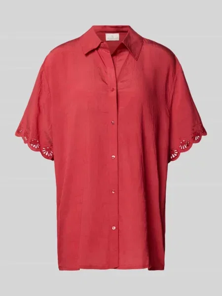 Bluzka o kroju relaxed fit z haftem angielskim na rękawach Watercult