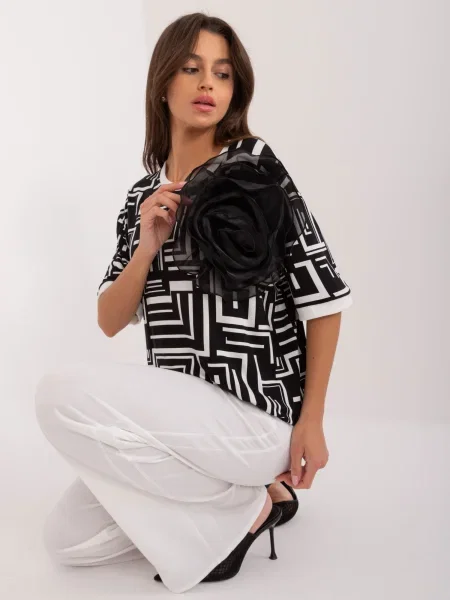 Bluză Fashionhunters cu imprimeu geometric negru