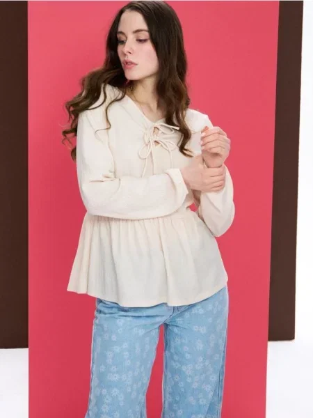 Блузка з декоративними воланами кремовий