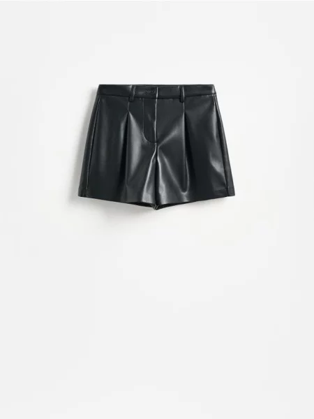Reserved Pantaloni scurți din piele ecologică negru